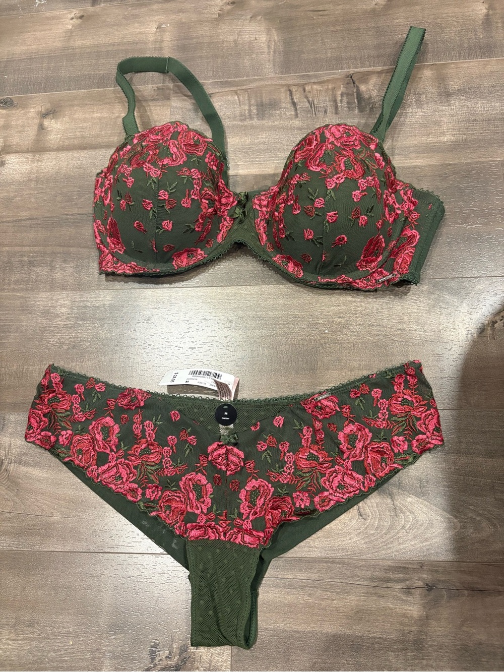 La Vie en Rose Floral Embroidered Bra & Panty Set – NWT/NWOT
